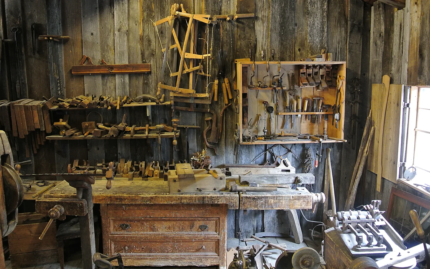 Woodworking workshop reference photo for furniture OEM production review